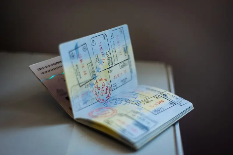 Passeport ouvert posé sur une table, ses pages remplies de tampons de voyage